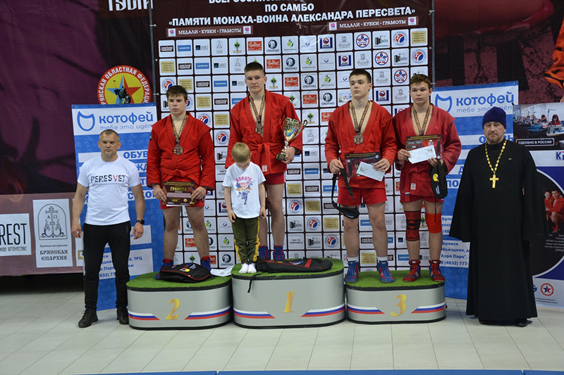 Единственное брянское золото на домашних Всероссийских соревнованиях по самбо завоевал Минаков-самый младший