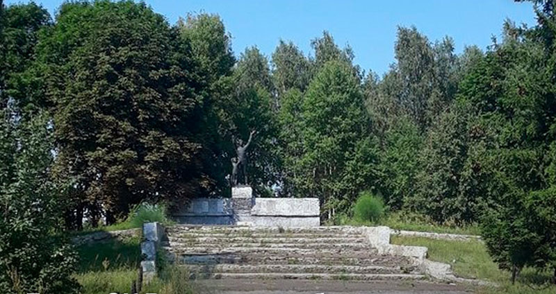 Разрушающийся новозыбковский памятник «Воин с ребёнком» попал на контроль лично Александру Бастрыкину