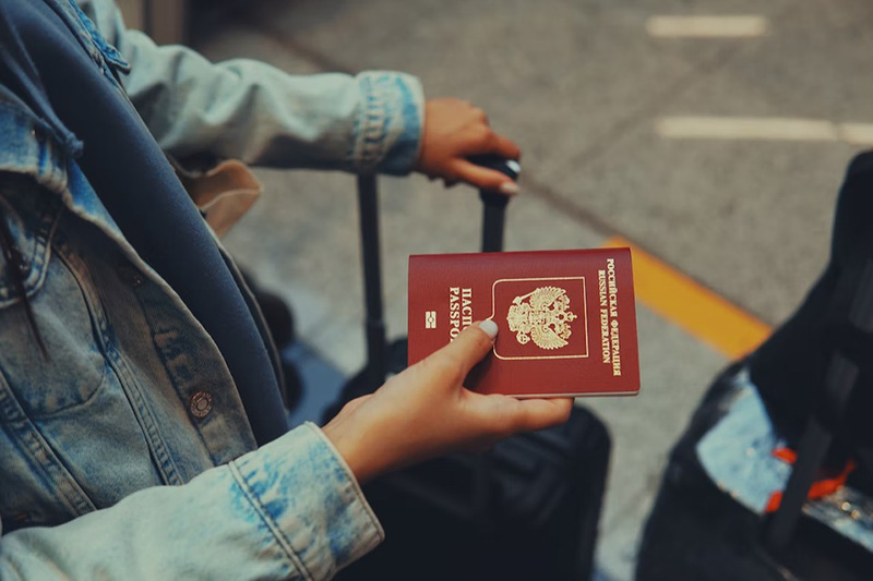 Загранпаспорта можно лишиться на границе из-за невнимательности. Паспортистов и владельца паспорта