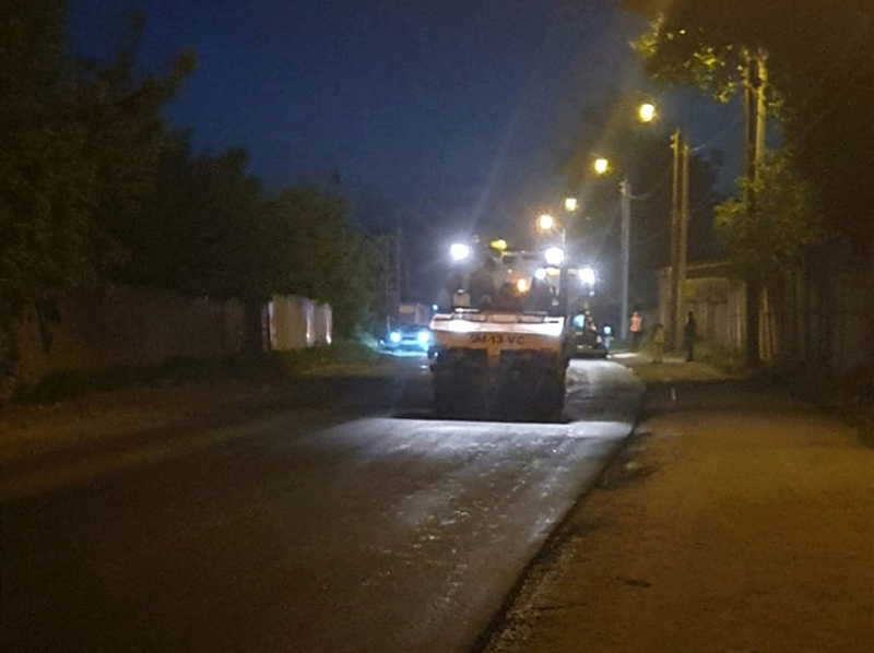 Улицу Речную в Брянске дорожники асфальтировали ночью