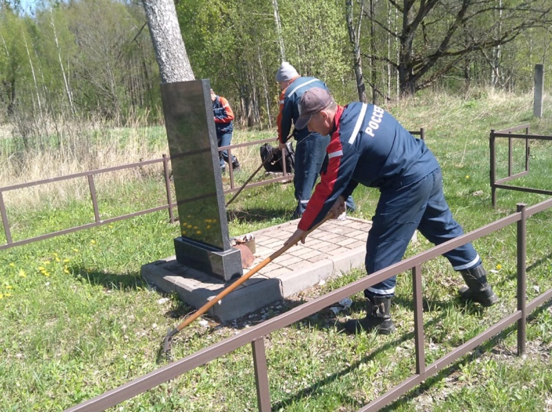 Сотрудники «Брянскэнерго» благоустраивают мемориальные комплексы павшим в Великой Отечественной войне