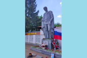 Народный мемориал погибшим лётчикам организован в Стародубе. По инициативе местных властей