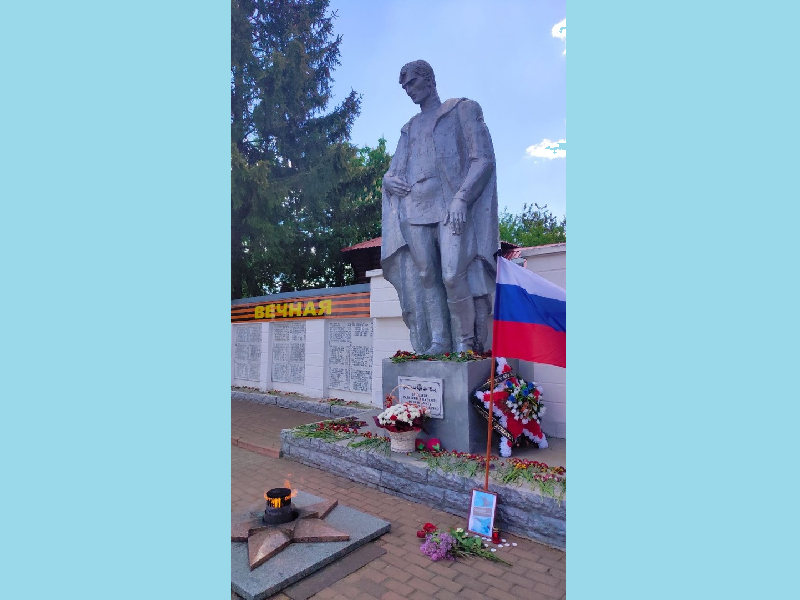 Народный мемориал погибшим лётчикам организован в Стародубе. По инициативе местных властей
