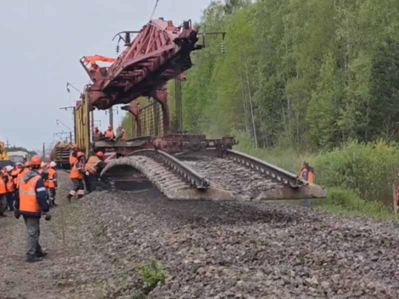 Под Брянском продолжаются восстановительные работы в месте подрыва железной дороги у станции Снежетьская