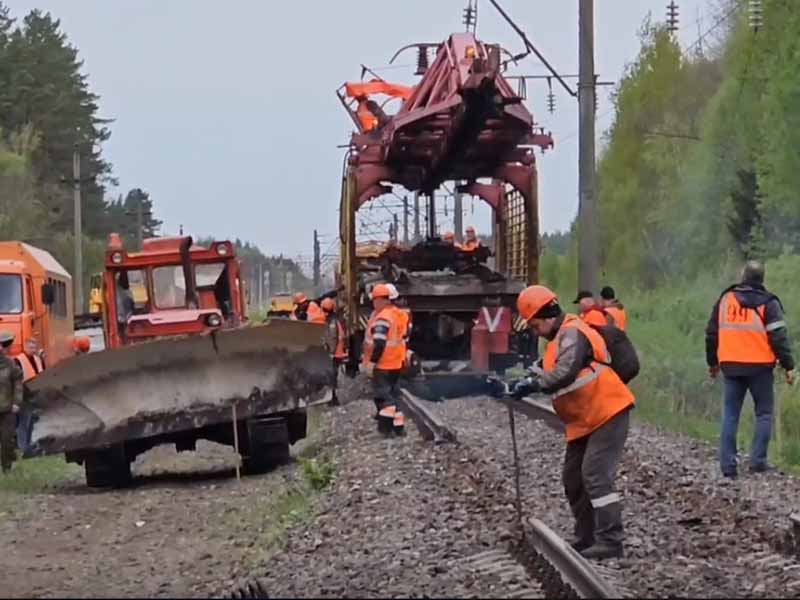 Под Брянском продолжаются восстановительные работы в месте подрыва железной дороги у станции Снежетьская