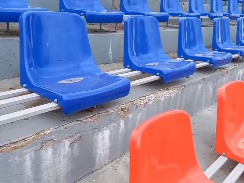 Трибуны на новозыбковском стадионе «Труд» начали осыпаться через полгода после реконструкции