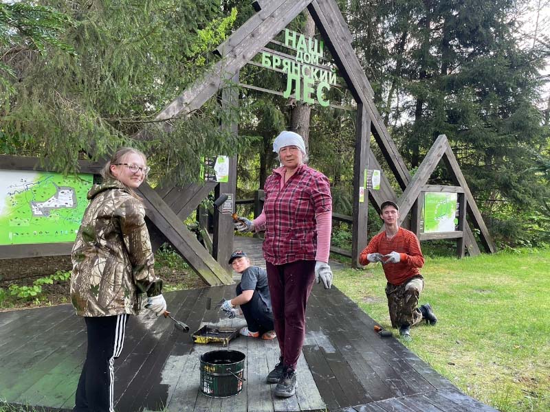 В заповеднике «Брянский лес» прошли первые волонтёрские выходные. С валиками и кисточками в руках