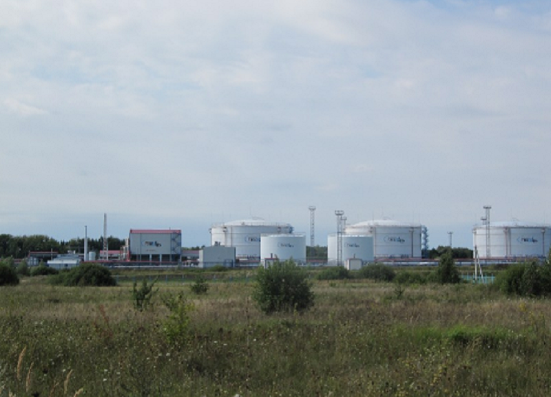 Компания «Русснефть» официально подтвердила факт обстрела своей нефтебазы в Жече