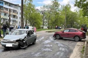 В ДТП на улице Федюнинского в Брянске сошлись две «легковушки». Водители и пассажир госпитализированы