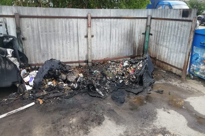 Неизвестные сожгли четыре мусорных контейнера в Сельцо
