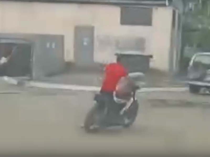 Брянский мотолихач без прав после гонок с автоинспекторами «финишировал»  прямо в отдел полиции