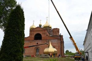 Митрополит Александр освятил крест и купол для собора в Николо-Одринском женском монастыре под Карачевом