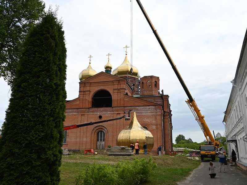 Митрополит Александр освятил крест и купол для собора в Николо-Одринском женском монастыре под Карачевом