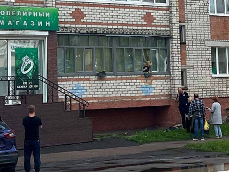 В Новозыбкове из окна пятого этажа многоэтажки упал мужчина