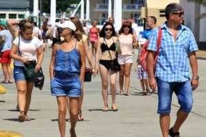 В Абхазии в 20 раз увеличили штраф за появление на улице в купальниках или обнажённом виде