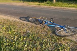 Велосипедист попал под колёса машины и покалечился в посёлке Локоть