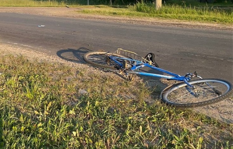 Велосипедист попал под колёса машины и покалечился в посёлке Локоть