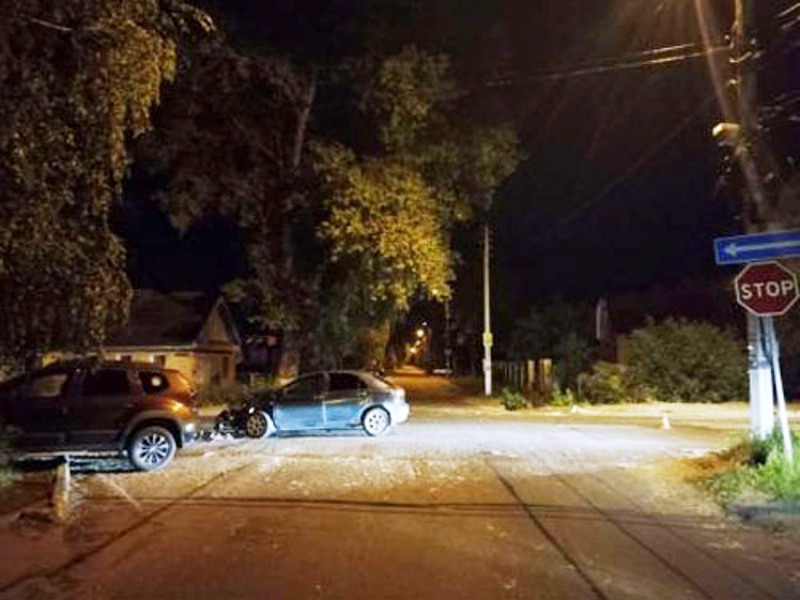 ДТП ровно в полночь: в Брянске  на пустом перекрёстке столкнулись два авто, пострадали две женщины
