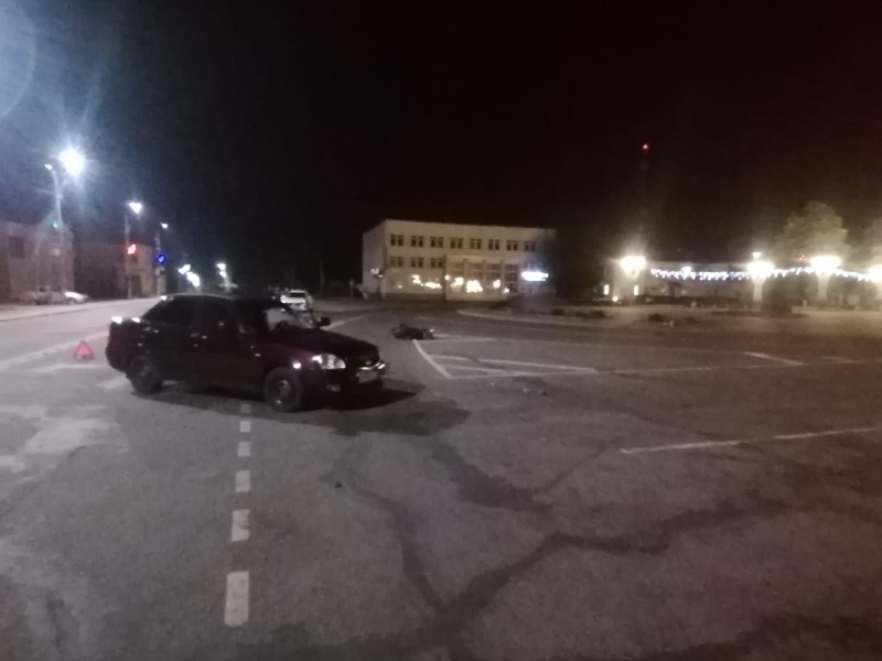 Женщина-водитель на «Приоре» снесла мопед на пустой площади в Дубровке