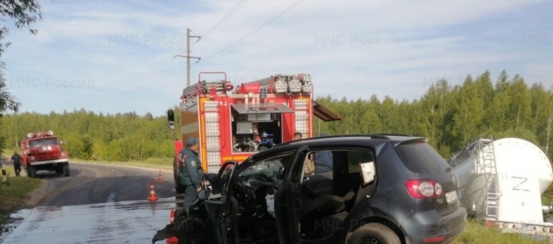 Водитель иномарки протаранил большегруз на местной брянской дороге и погиб на месте ДТП