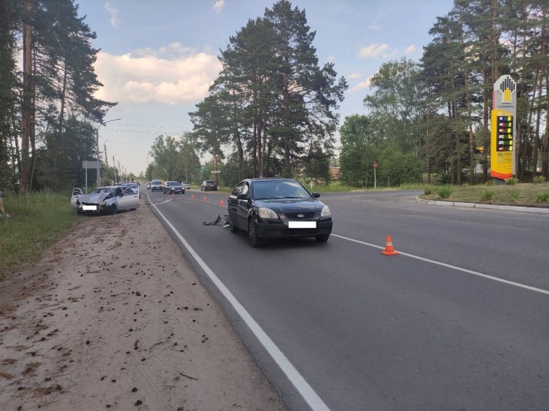 ДТП в Жуковке: 18-летний водитель затонированной «Приоры» протаранил иномарку
