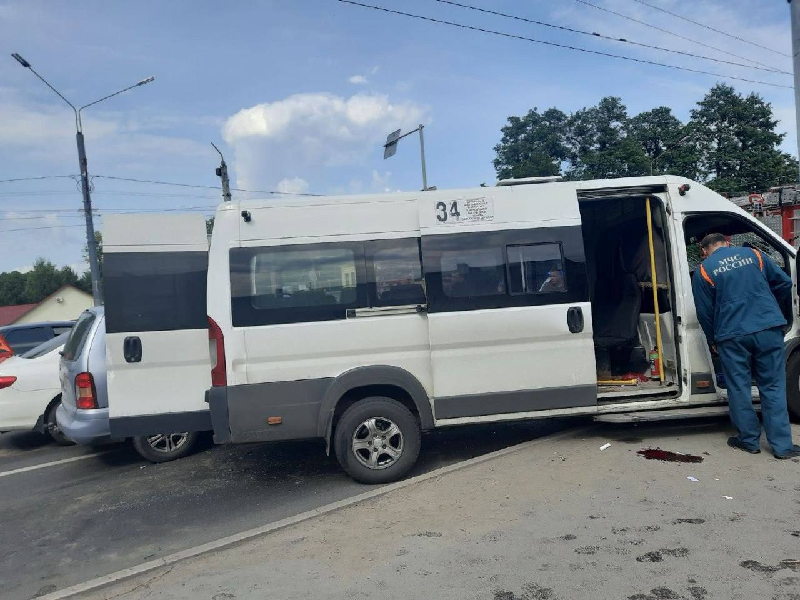 Маршрутка в Брянске врезалась в столб, травмированы 8 пассажиров