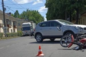 Водитель кроссовера в Брянске снёс мопед на регулируемом перекрёстке
