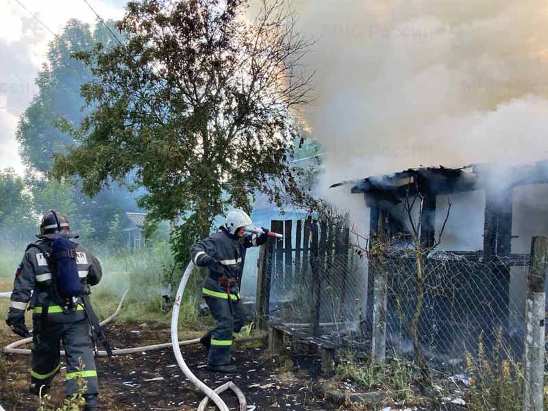 При пожаре в жилом доме в Брасово погиб 61-летний мужчина
