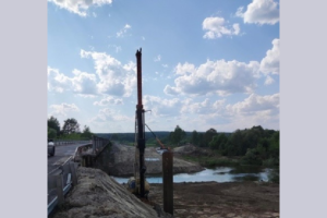 Новый мост черз Болву в Фокино: забиты первые две дюжины свай опор