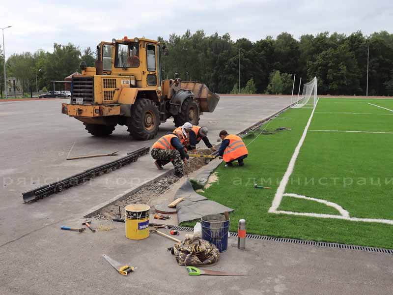 «Просроченный» стадион «Камвольщик» после подрядчика будет доделывать дорожное управление Брянска