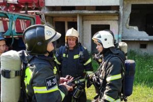 Новозыбковские пожарные потренировались спасать пострадавших из-под завалов