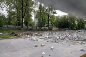 Заброшка рядом с диагностическим центром в Брянске стараниями жильцов превратилась в долгострой