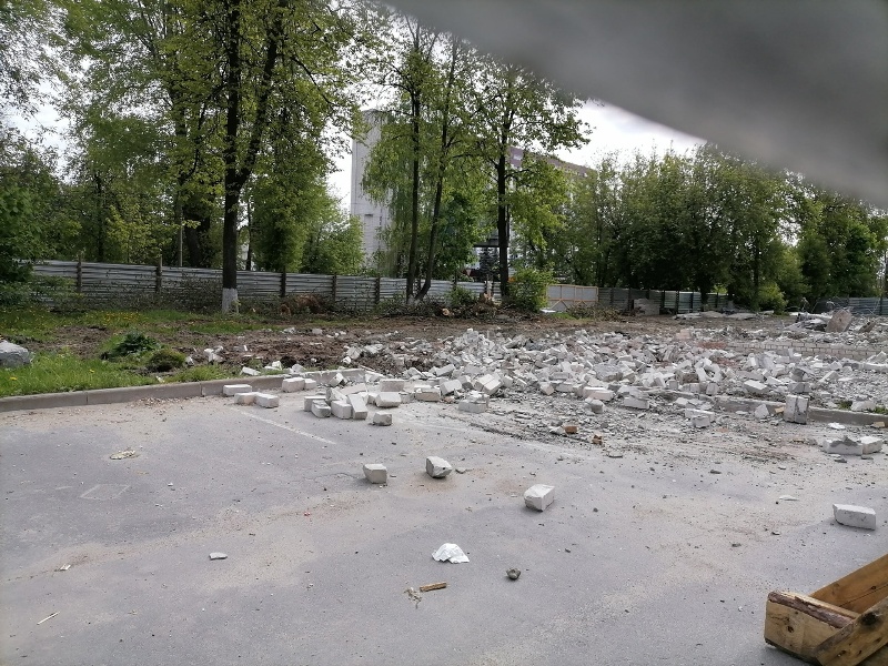 Заброшка рядом с диагностическим центром в Брянске стараниями жильцов превратилась в долгострой