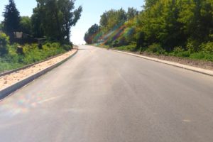 «Брянскавтодор» тщательно ремонтирует дорогу около родной деревни губернатора Александра Богомаза