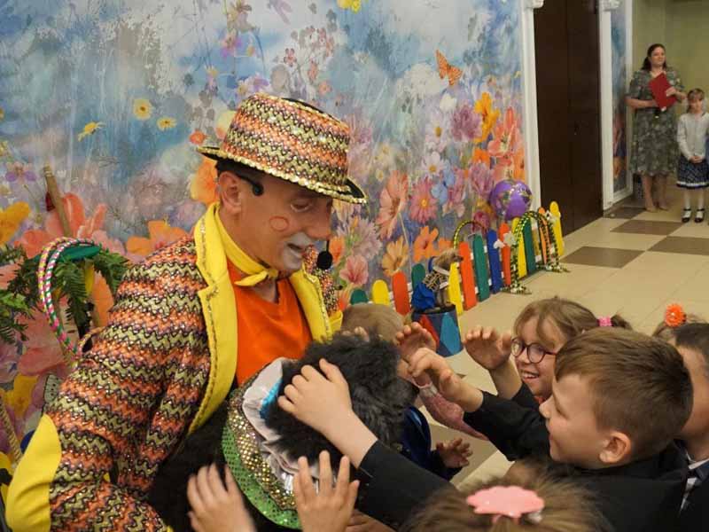 Брянский театр кукол в преддверии Дня защиты детей подарил ребятам «Сказку в подарок»