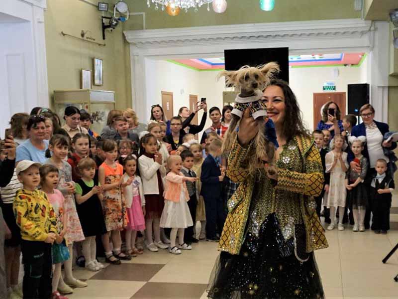 Брянский театр кукол в преддверии Дня защиты детей подарил ребятам «Сказку в подарок»