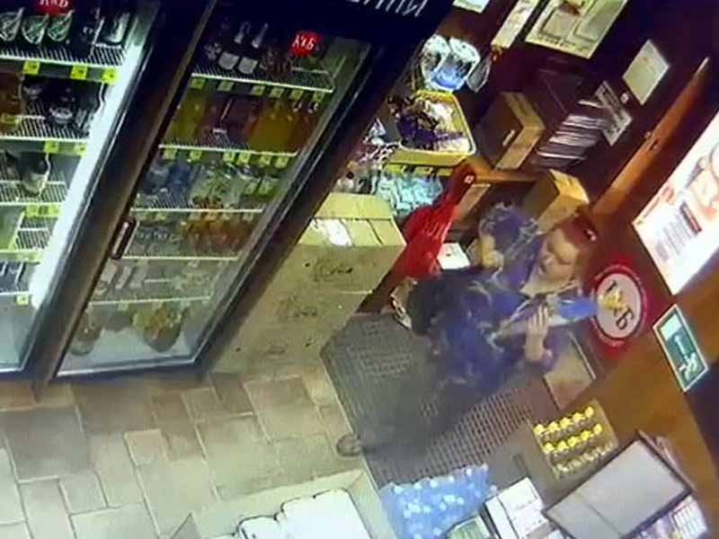 В Брянске разыскивают женщину, расплатившуюся в магазине чужой банковской картой