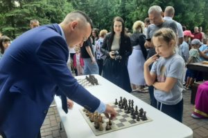 Блиц-турнир в День шахмат в брянском парке выиграла Надежда Волкова