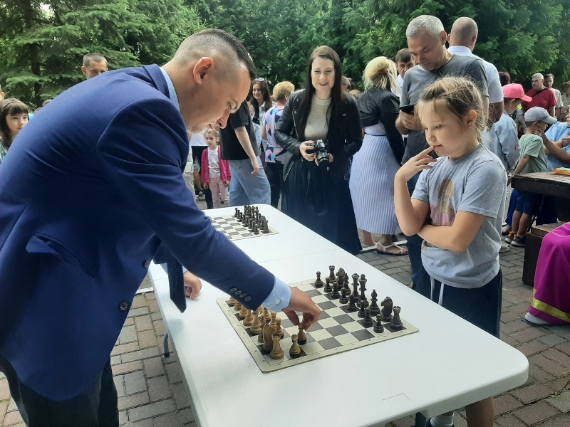 Блиц-турнир в День шахмат в брянском парке выиграла Надежда Волкова