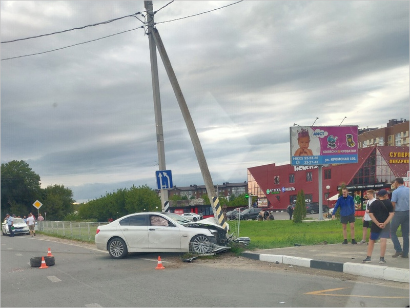 ДТП в Путёвке: водитель BMW на светофоре протаранил несколько машин и въехал в столб
