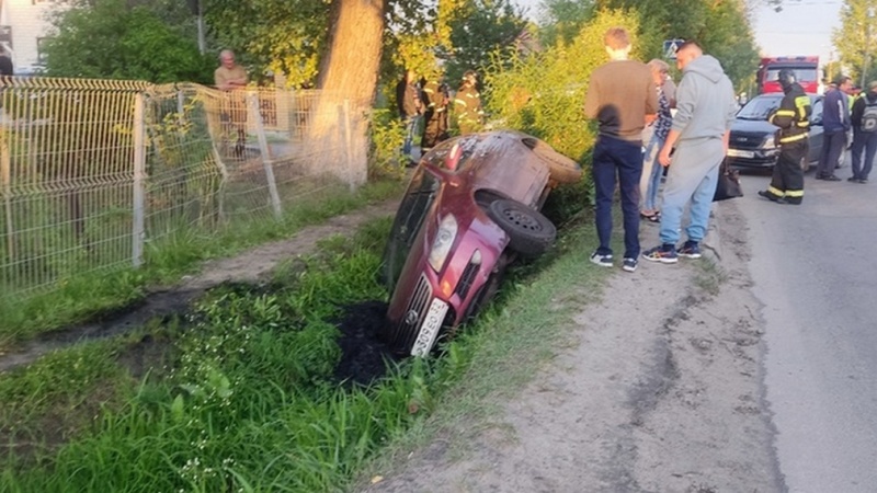 ДТП в Брянске: на «проклятом перекрёстке» легковушка протаранила две машины и улетела в канаву