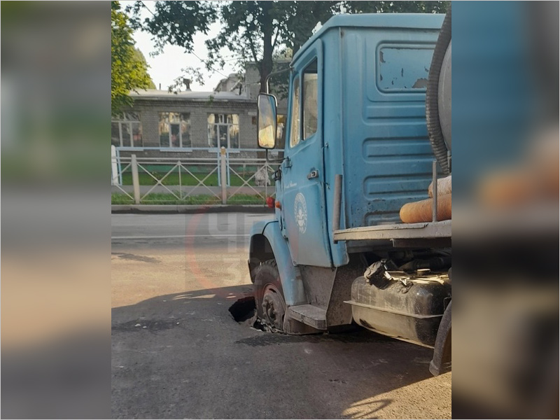 Машина брянского горводоканала провалилась под землю на улице Ермакова