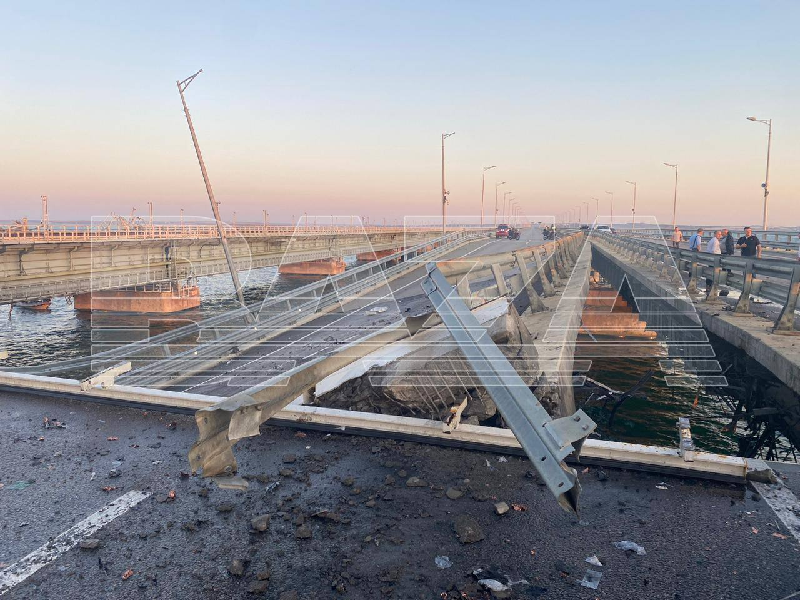 Новая атака Украины на Крымский мост: повреждена автомобильная часть моста, погибли два человека