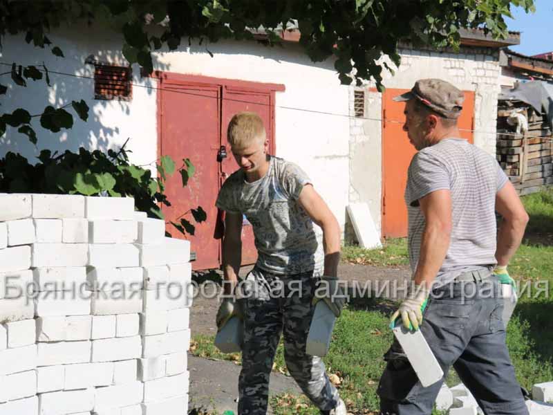 В Брянске пострадавший от взрыва дом ремонтируют за счёт спонсоров