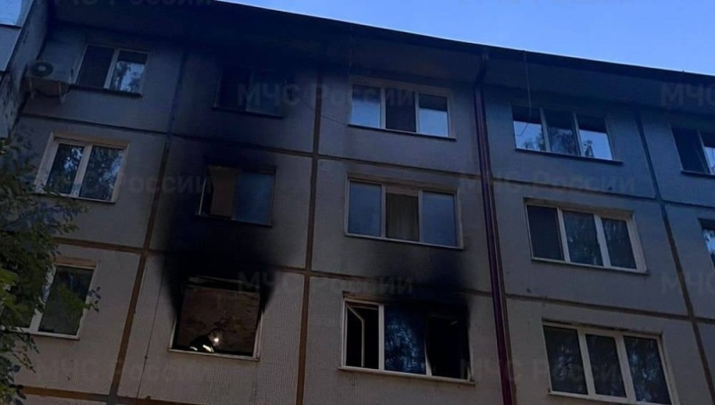 Пожар на окраине Брянска: выгорела квартира в пятиэтажке на Вокзальной, жертв нет