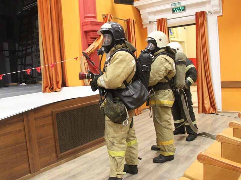 Брянские пожарные потренируются спасать театр кукол