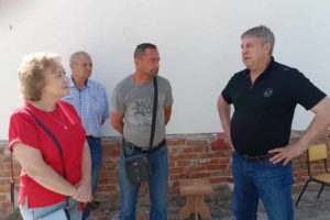 Богомаз потребовал «проверять посещаемость» строителей на проблемной школе в Унече