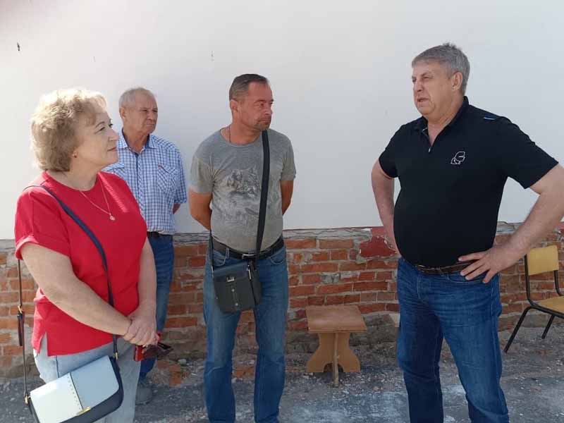 Богомаз потребовал «проверять посещаемость» строителей на проблемной школе в Унече
