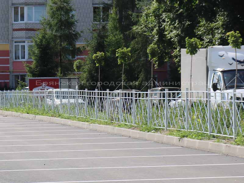 Благоустройство по-брянски: зеленую зону вдоль улицы Советской закатали в асфальт под огромную парковку