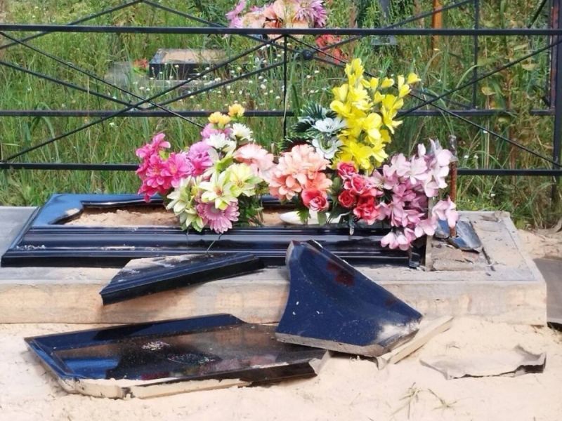 Вандалы оскверняют могилы на кладбищах в Клинцах. Родственники усопших обратились в полицию
